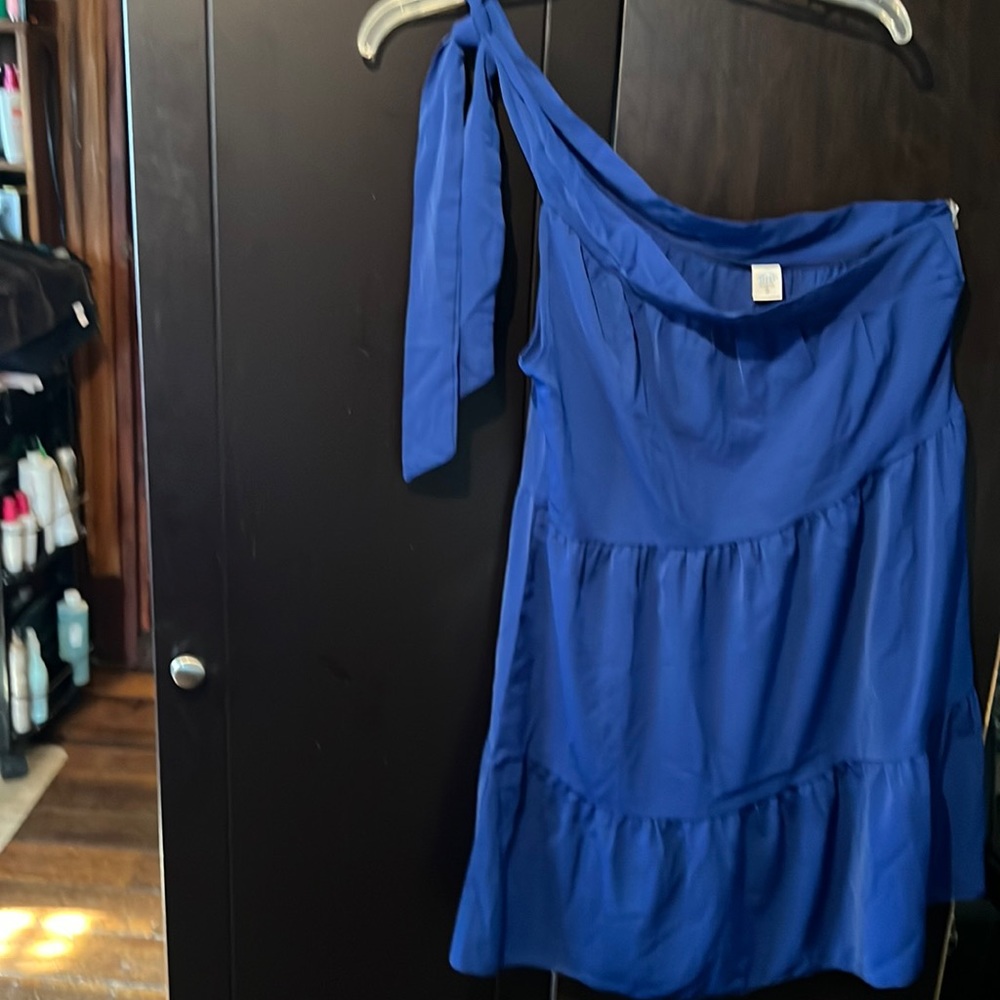 IFFEI ladies dress woman Small ( more like a large)